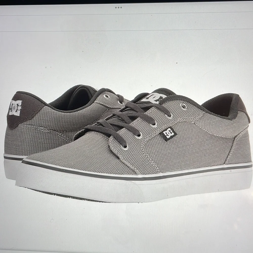 DC  Buckle Anvil Shoe Gray Size 9